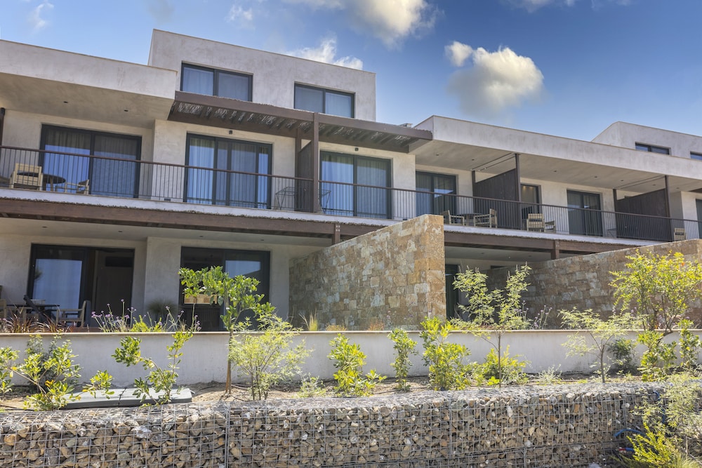 Hotel Pnoes Luxury Suites - Image 1