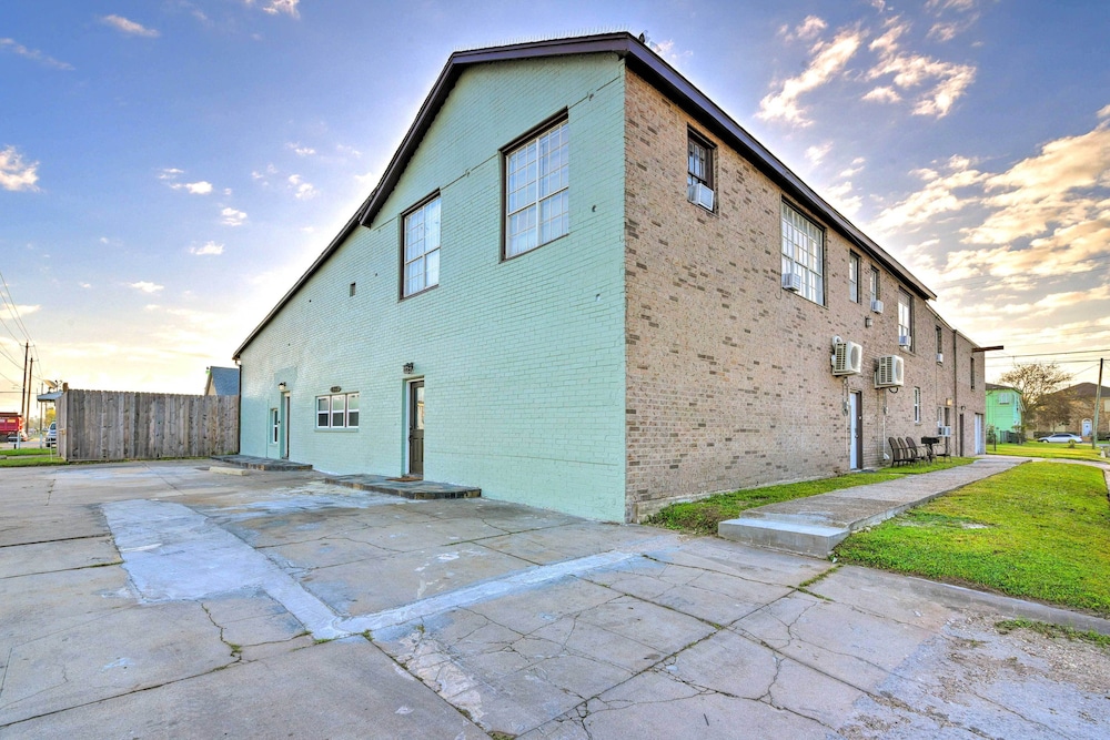 Convenient Apt w/ Golf Carts & Grill Access!