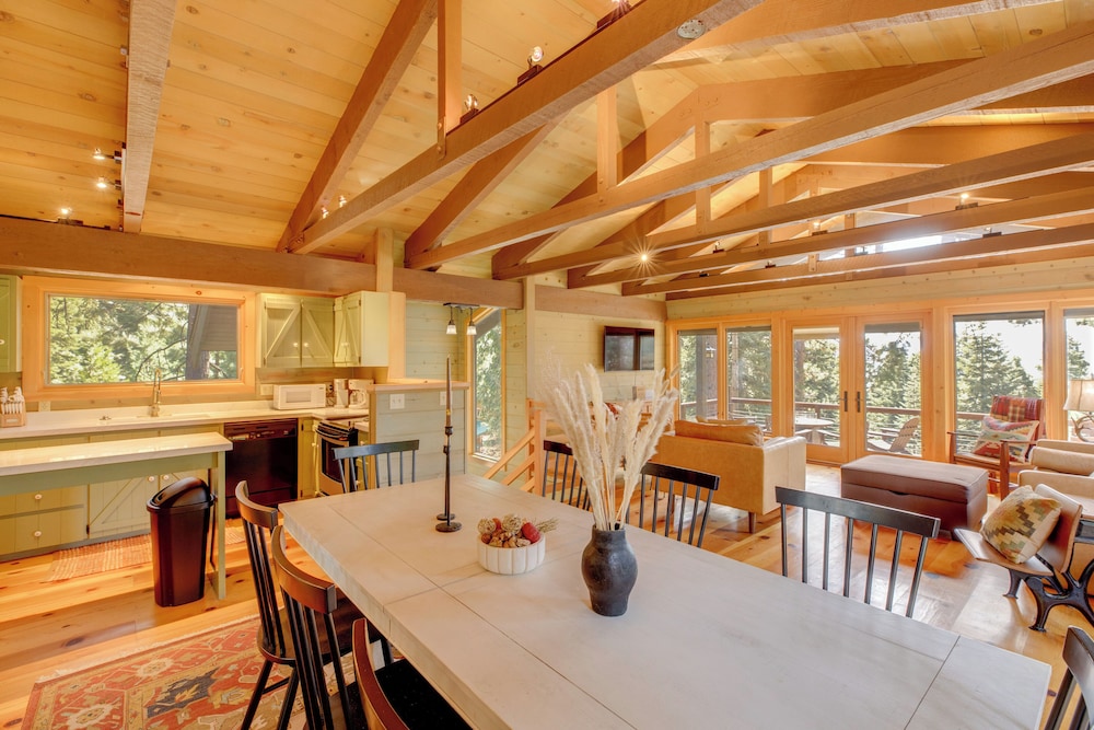 1 Mi to Beach & Golf Course! Lake Almanor Cabin