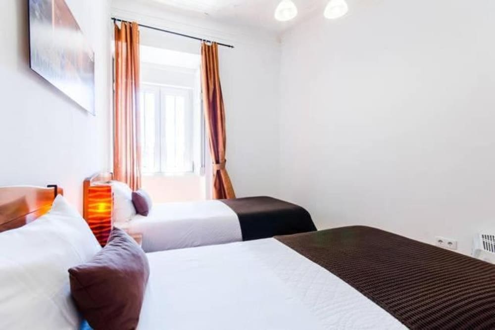 Modern 2-bed Apartment - Heart of Downtown Lisbon