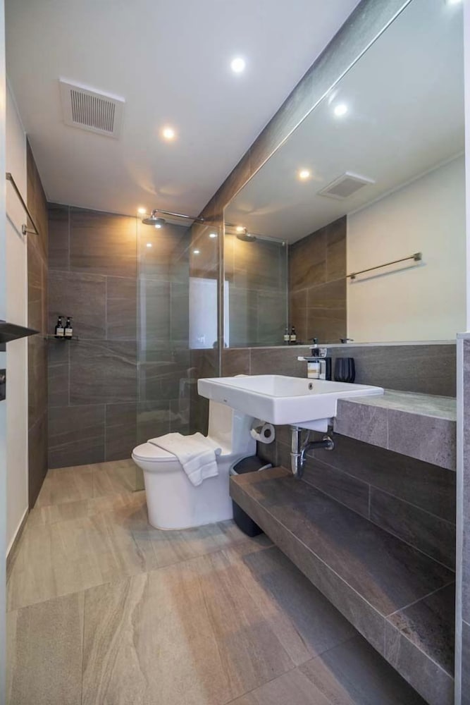 Modern Condo near the Beach - NV5 view 3
