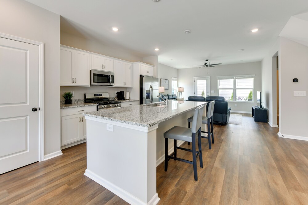 5 Mi to Auburn University: Sleek Townhome w/ Patio