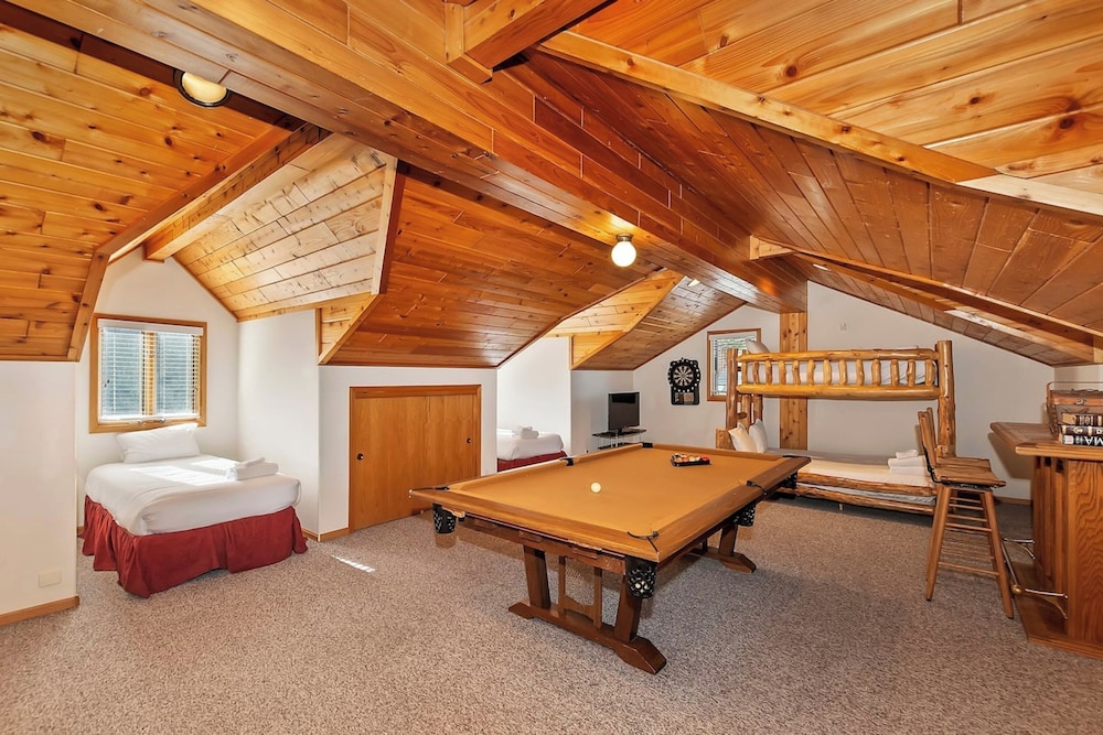 Lakefront Estate with Views and Hot tub