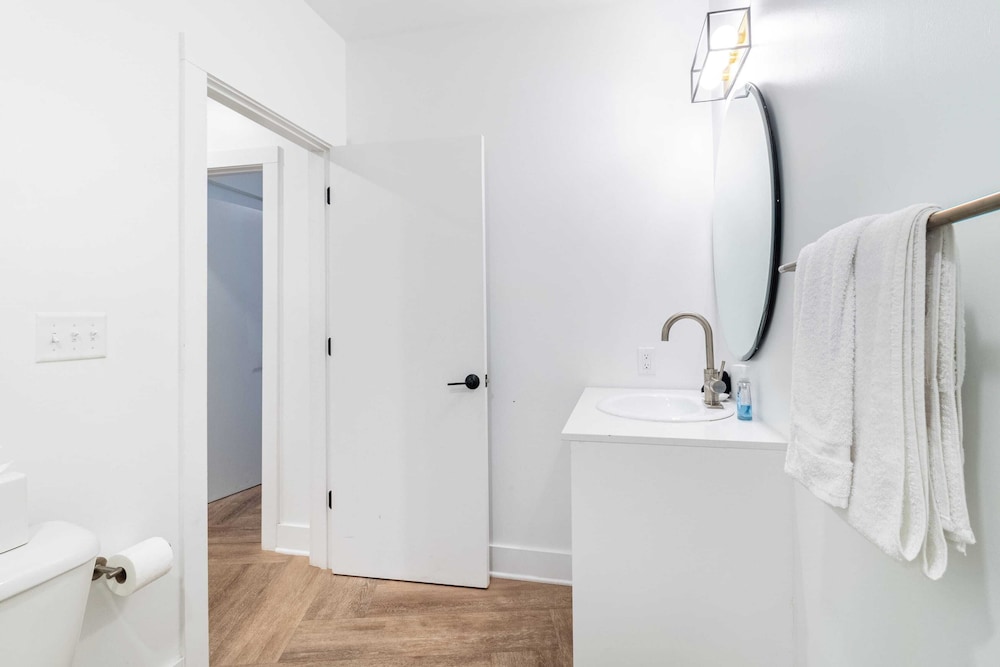 Dual Bachelor Pads w/ Rooftop Lounge & Games Sleeps 26 5 Min to Broadway