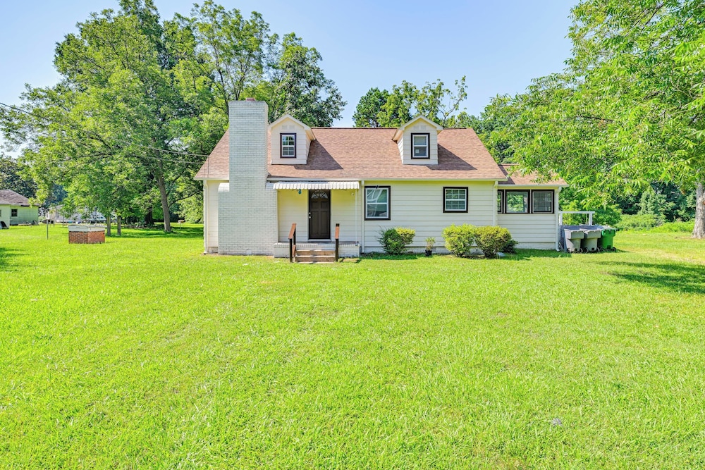 6 Mi to Dtwn: Charming Home w/ Yard in Charlotte