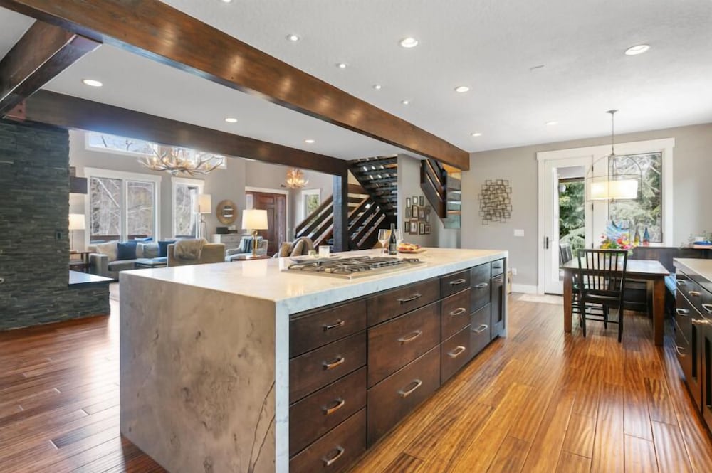 2540 Queen Esther Dr - 5 Bedroom Home with Spa 5 Home