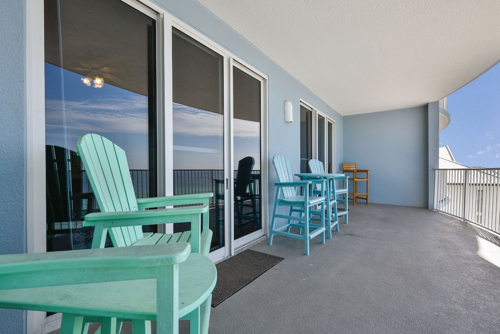 Twin Palms by Book That Condo