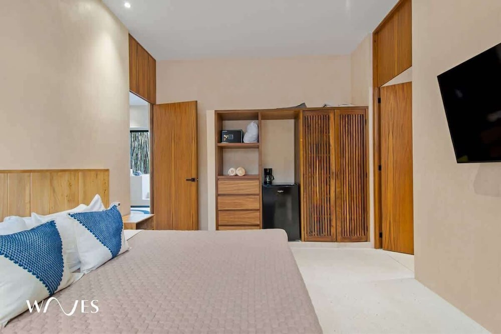 Spacious 3 Br. W/private Pool Exclusive Gym