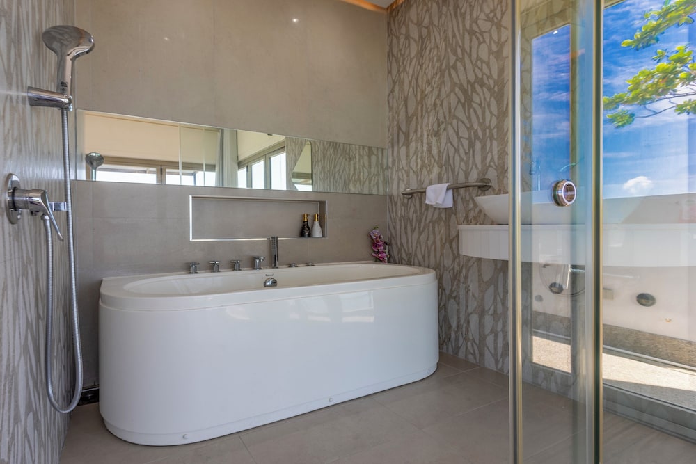 Built on the Beach 4BR 5star Resort V221