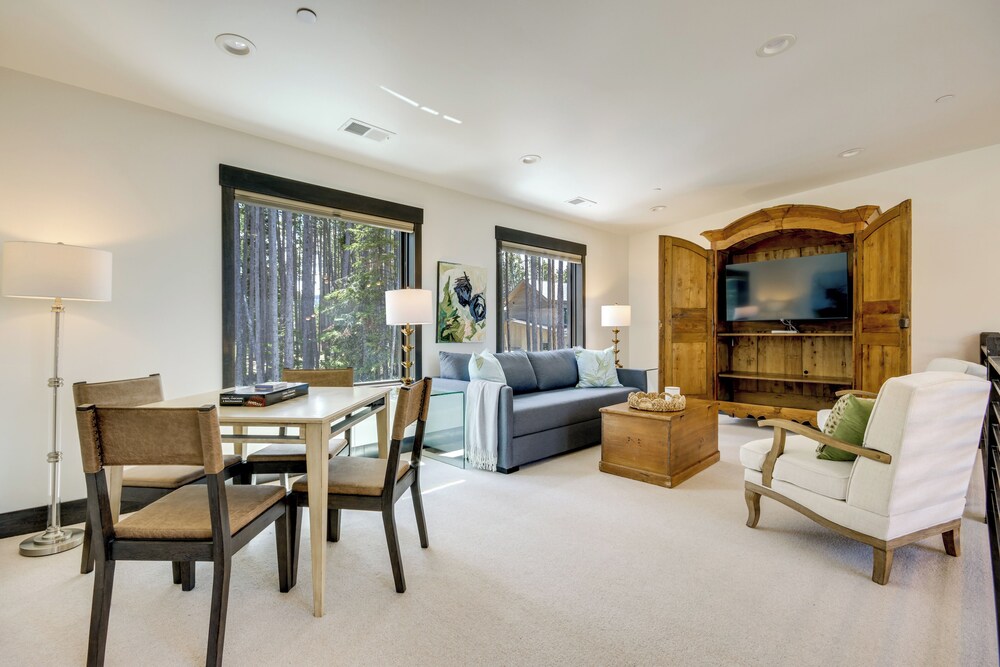 2 Mi to Big Sky Resort: Luxe Mtn-view Retreat!