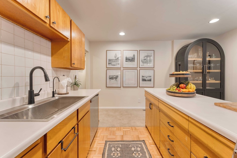 Westlake Cabin by Avantstay Hot Tub, Near Skiing, Walk to Restaurants & Lake!