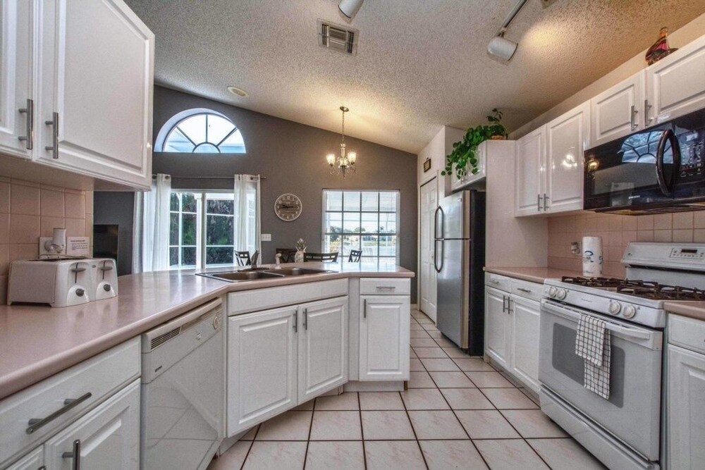 Beautiful Waterfront Home Close To Disney!large Spacious Layout, Pool & Wifi 4 Bedroom Home