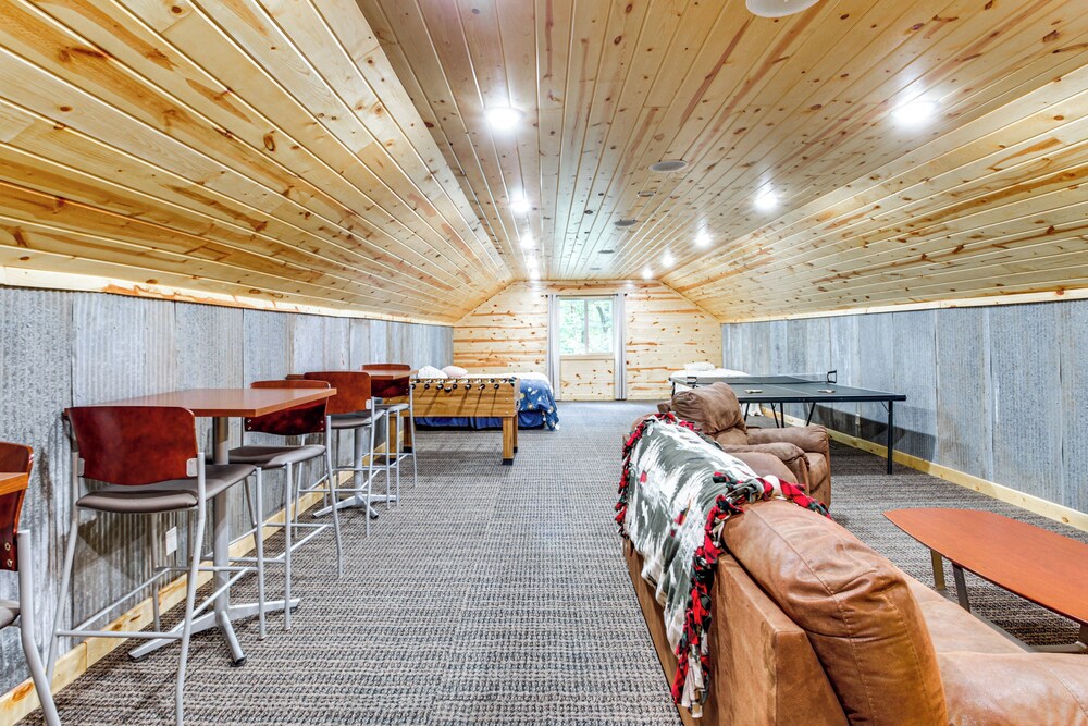 Hot Tub & Game Room: Lakefront Merrifield Retreat!