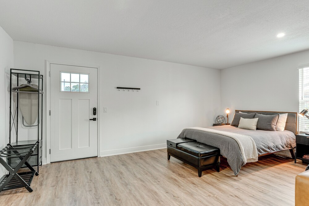 Stylish Lakeland Studio w/ Workspace