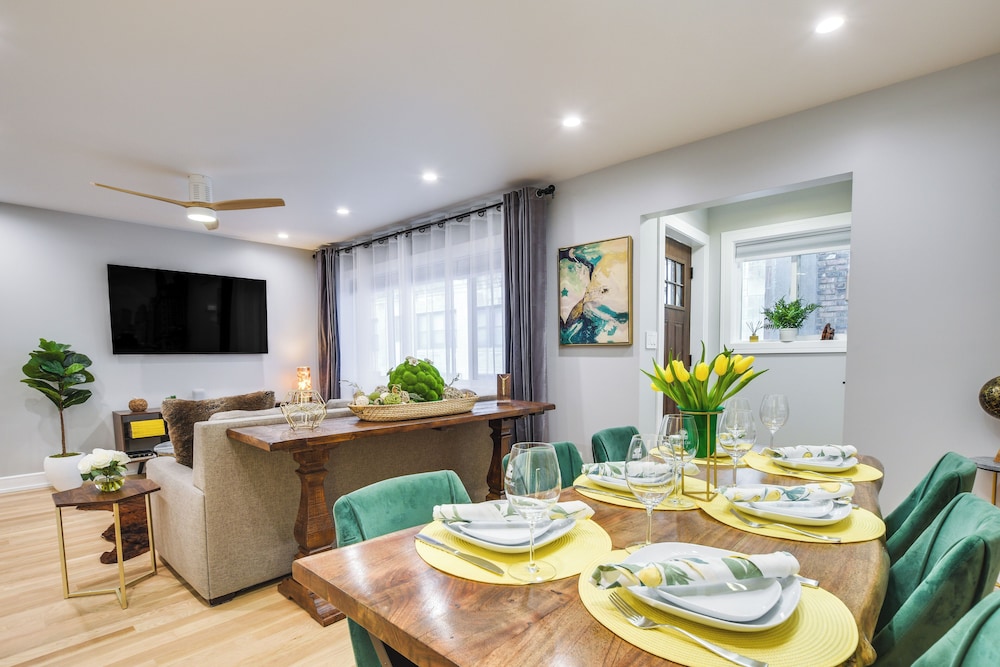 Stylish Chicago Retreat: Walk to Loyola University