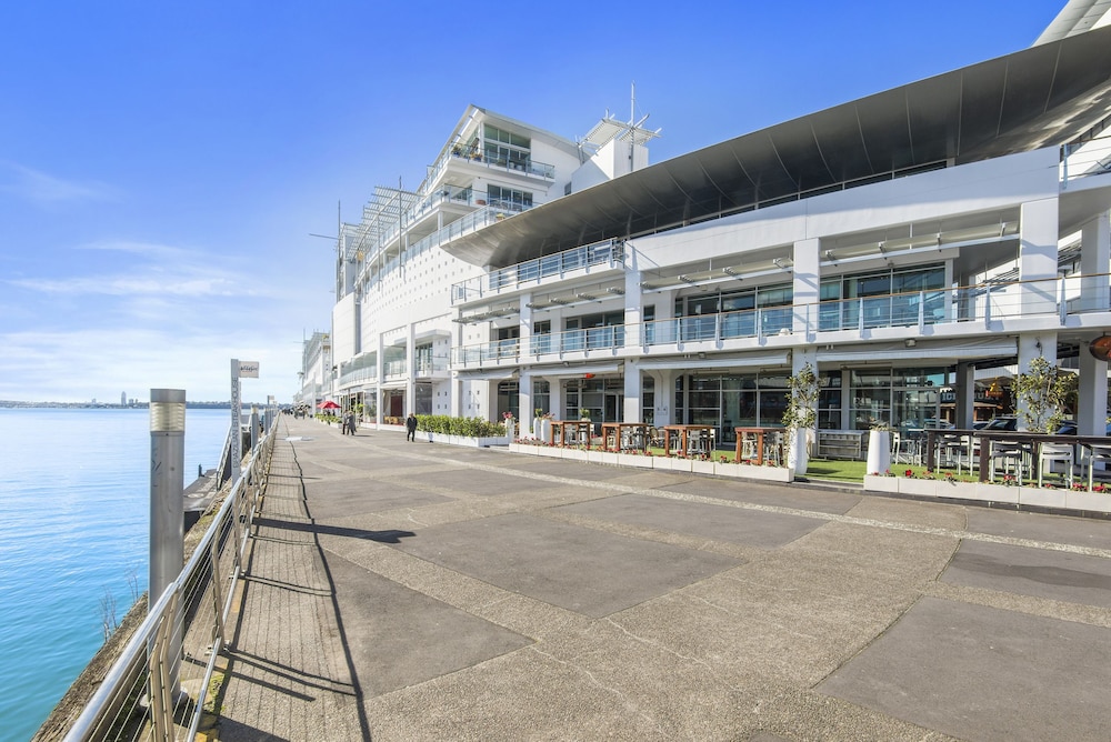 1BR Princes Wharf Seaview Apartment