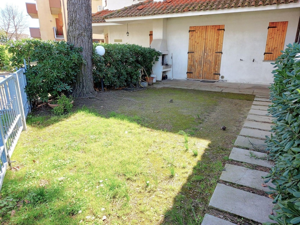 Charming Villa With Garden photo 3