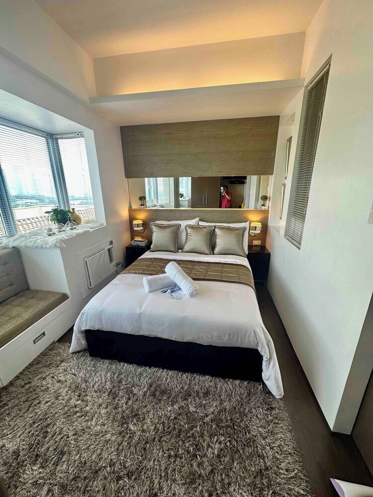 Luxurious Studio in Mckinley Hill With City View