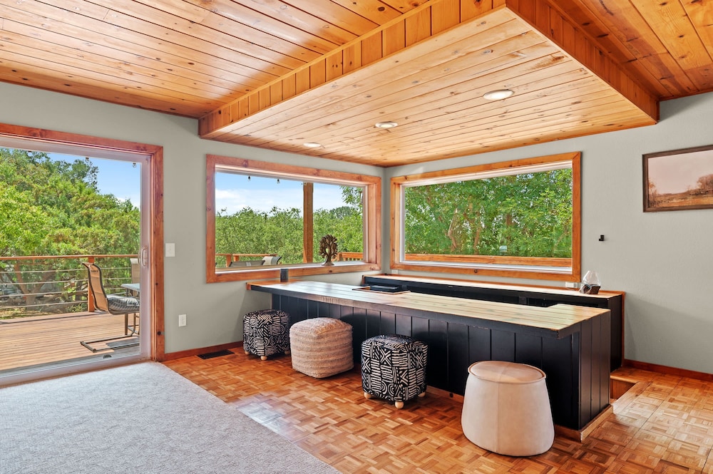 Mountain View Family Retreat w Game Room Scenic Decks