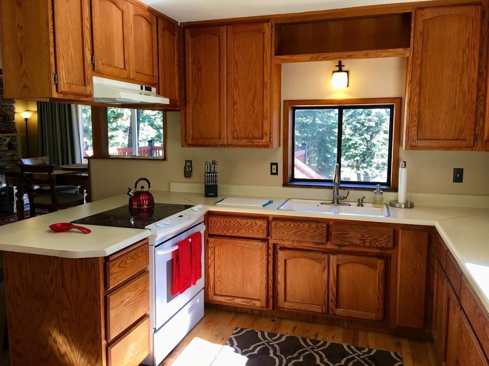 Ashland Vacations - Mountain Pine Cabin - Sleeps 6 - Pet Friendly - Property Image 16