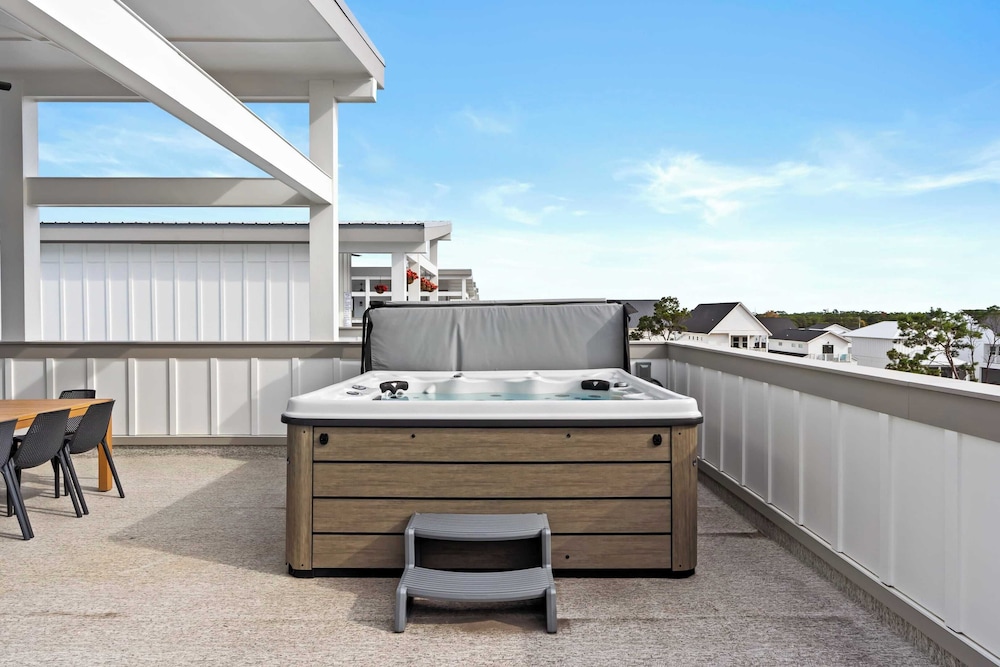 2 Homes in Inlet Beach by Avantstay Sleeps 24, Walk to Beach, Free Golf Cart, Rooftop Decks, Pool Access