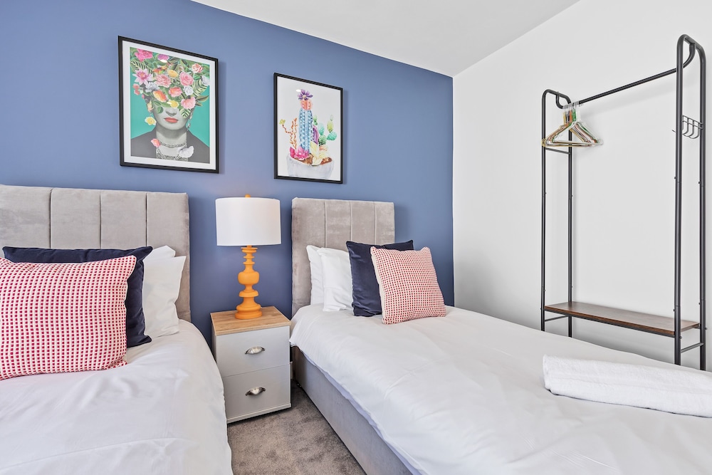 Right On : Bright On Apartment 1C | By My Getaways view 4