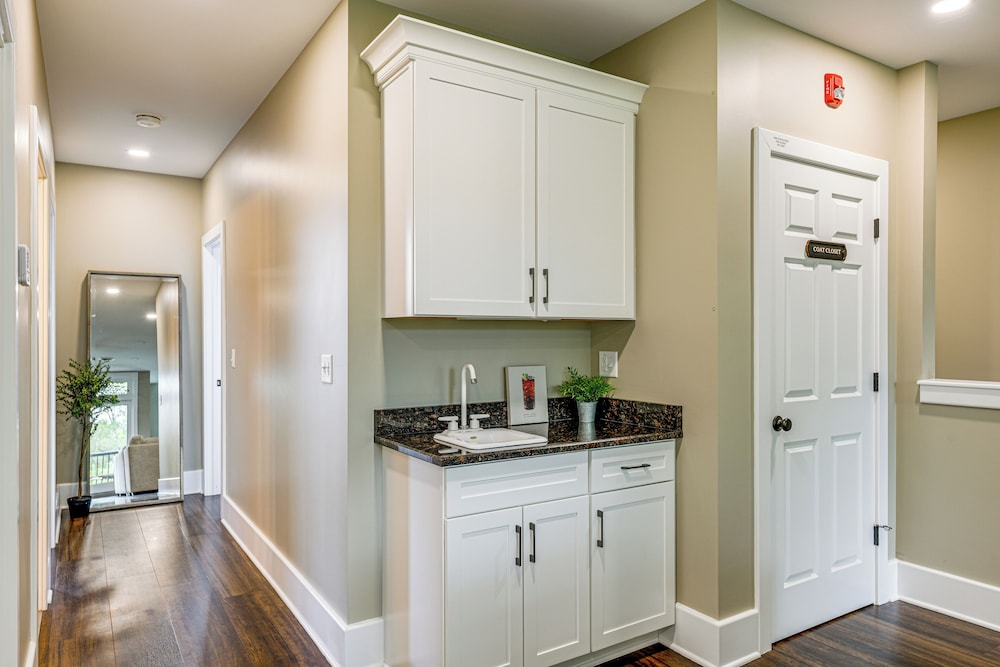 Luxurious 'litfin Loft' - Walk to Main St Akron