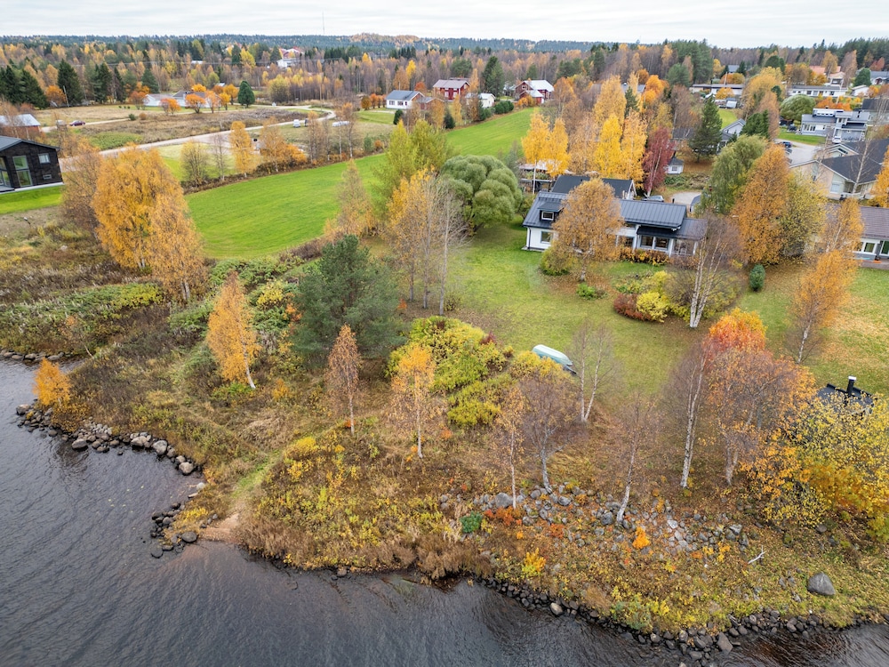 Cozy 3BR Riverside House with Sauna