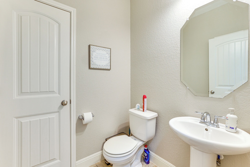 Group Getaway w/ Pool Access in San Antonio!