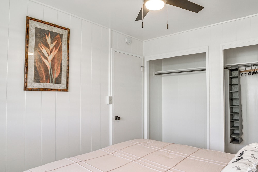 Hilo Apartment w/ Lanai - 2 Mi to Beaches!