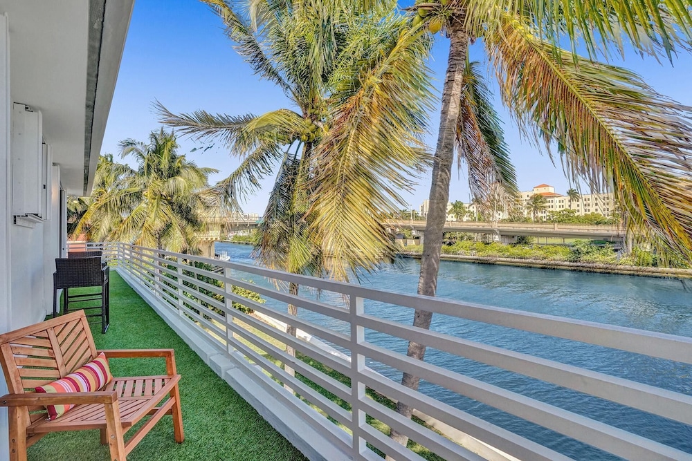 Intercostal beauty with heated pool + Spa!