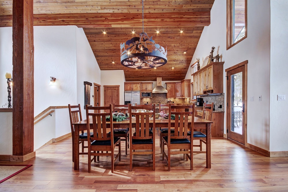 Pine Needle Lodge 5 Bedroom Home by RedAwning