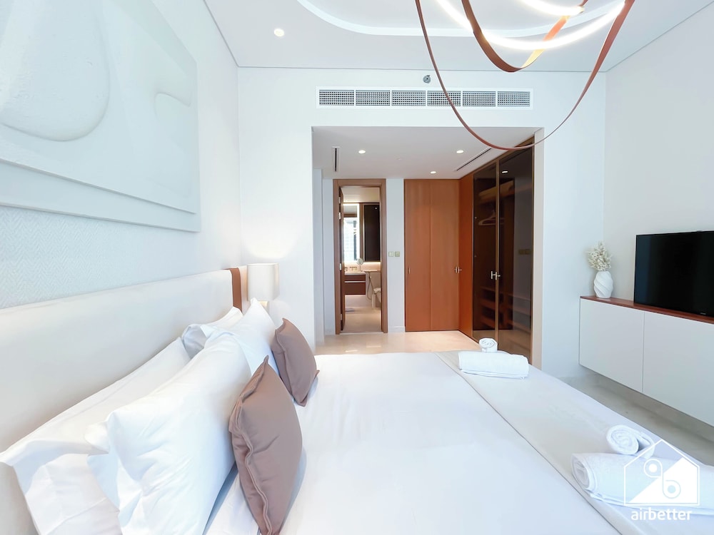 Luxury Beachfront 1BR on Palm Jumeirah & Balcony