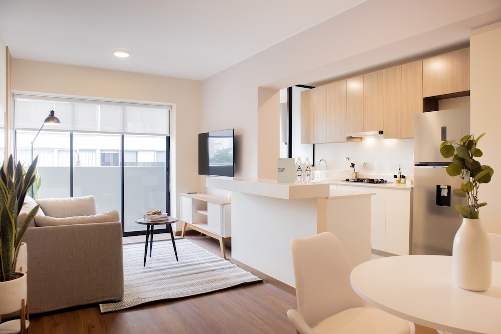 w Enchanting 2BR w Balcony Near Kennedy Park