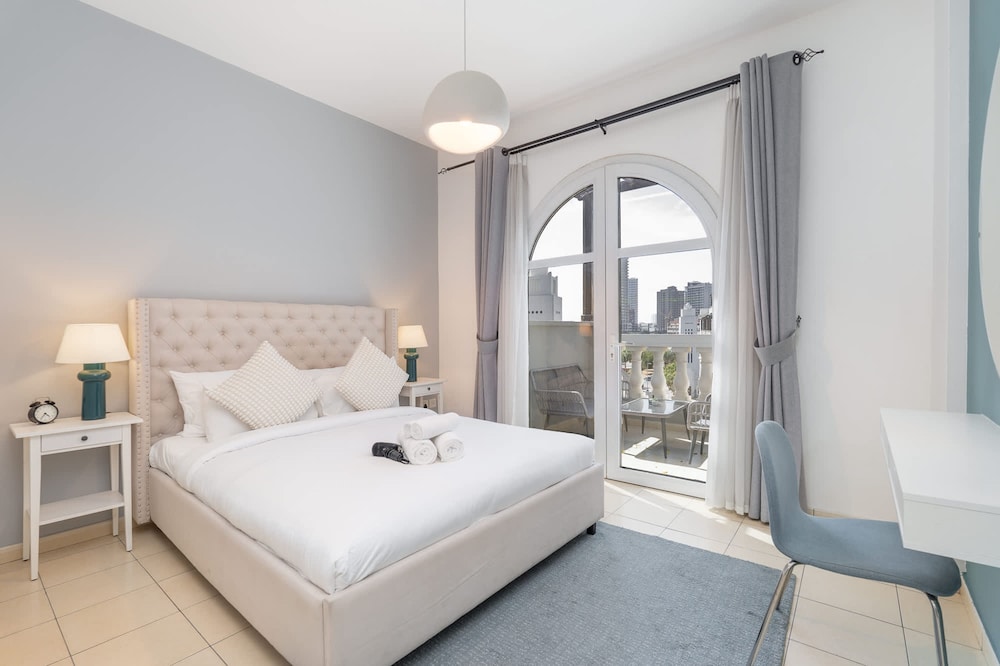 Pleasing 1-bedroom for 4 in JVC for Relaxing Getaway