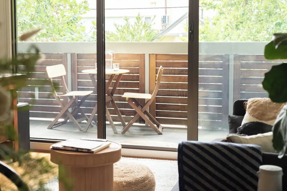 Charming 1BR in Fitzroy w/ Parking, Pool, + Gym!