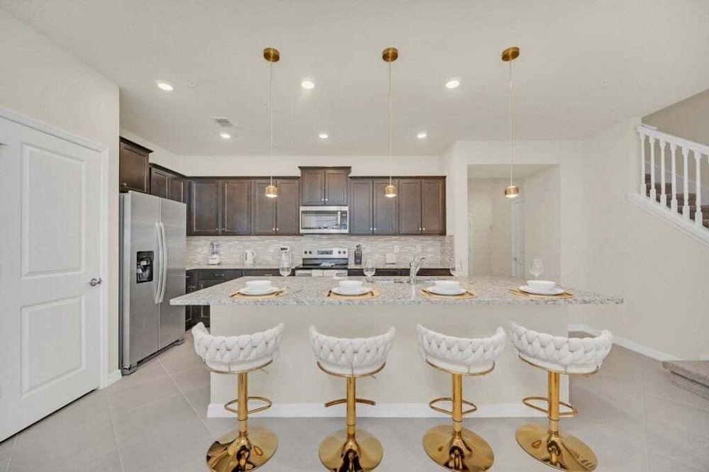 Luxury Home With Splash Pool 5 Bed Townhome! 5 Bedroom Townhouse