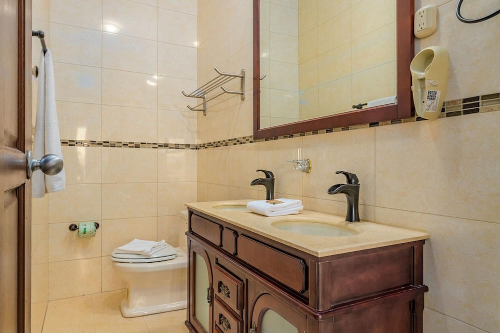 2BR 3min Walk 2 Eagle Beach Pool GYM Parking