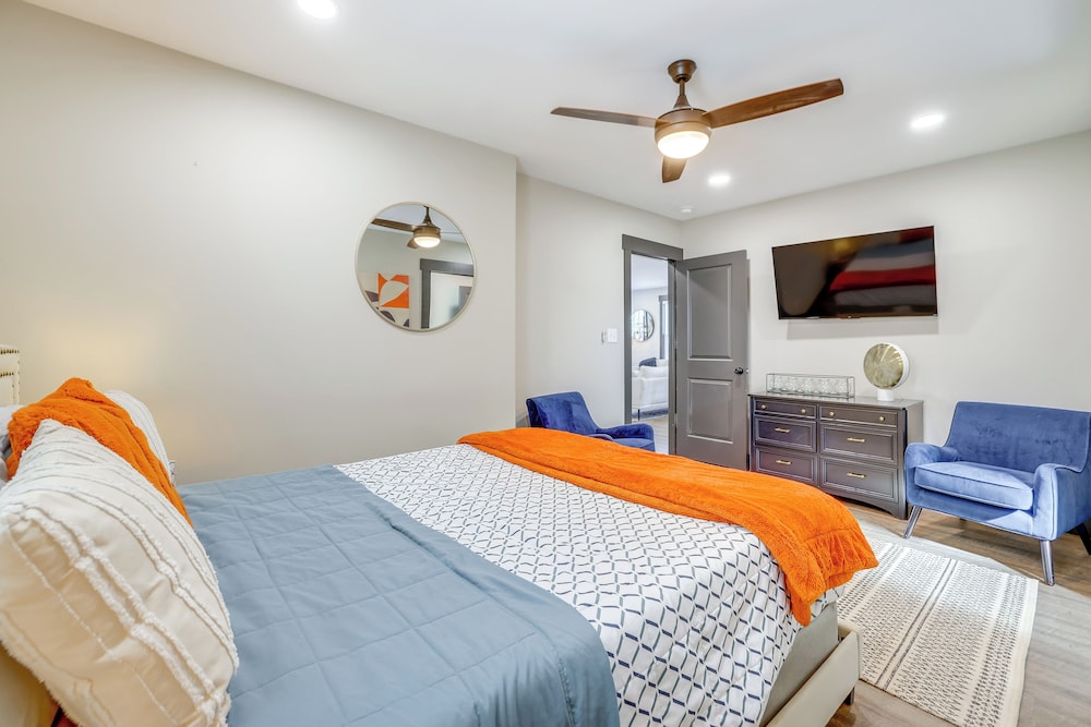 4 Mi to Liberty Bridge: Greenville Getaway w/ Deck