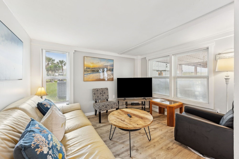 124 S Fletcher - Downstairs 3 Bedroom Duplex