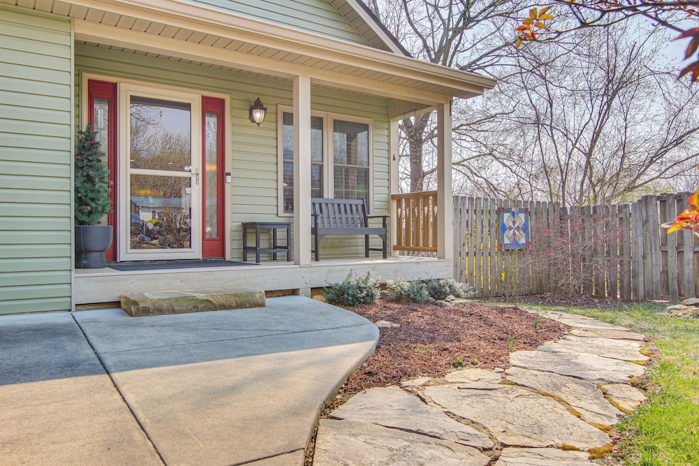 1 Mi to Dtwn Black Mountain: Home w/ Patio & Yard
