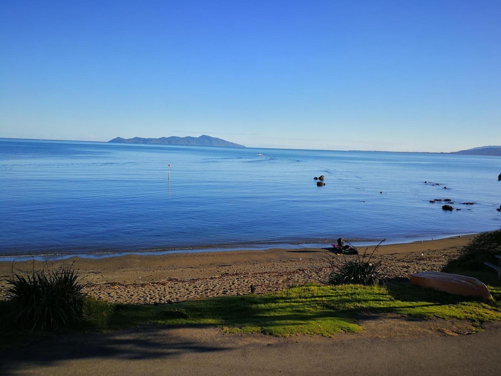 Kapiti Waves Beach Retreat