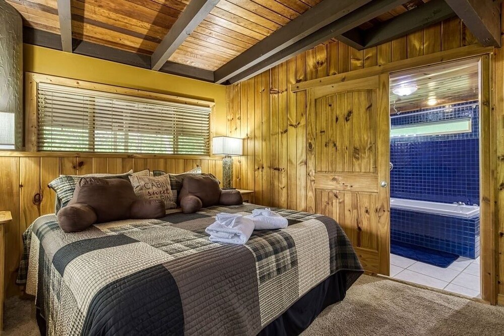 Gatlinburg Views A Unique Cabin Mountain Views Expansive Decks Adjacent To Gatlinburg & Ski Lodge 1 Bedroom Cabin by RedAwning view 2