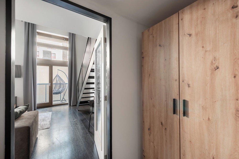 Modern Loft with Balcony Close to Center
