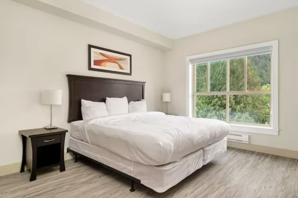 Harrison Lake Pets Welcome 3BR Suite-2