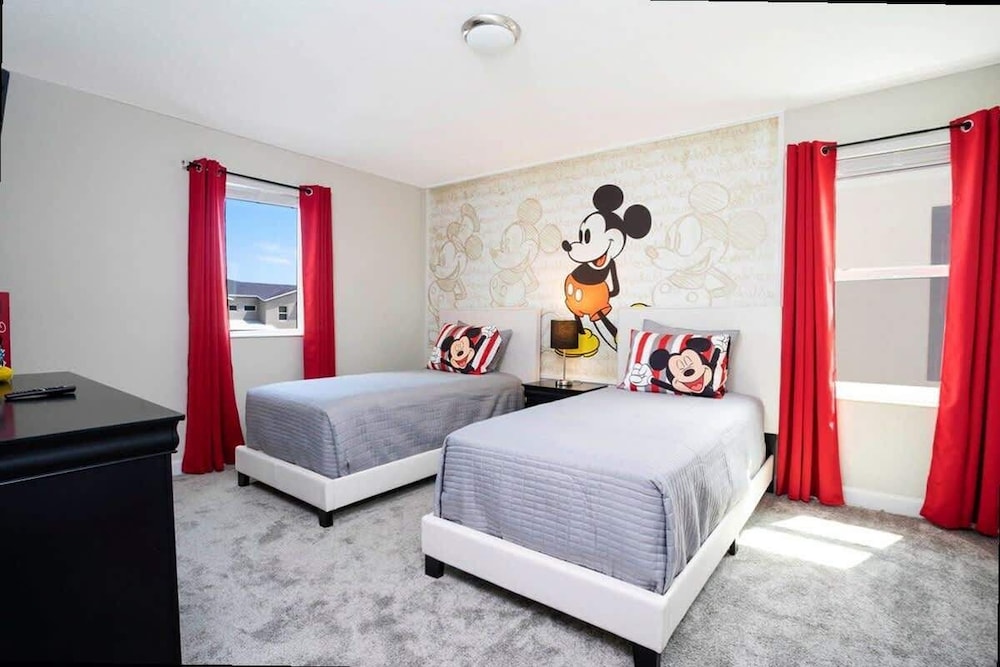 Spacious 7BR w Pool Spa Game Room Near Disney