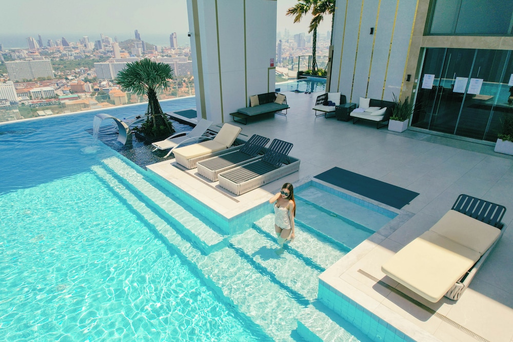 Private Swim Up Pool Apartment on Jomtien Beach Pattaya