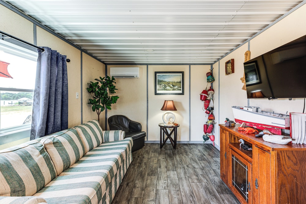 Dock Access: Waterfront Cottage in Avenue!