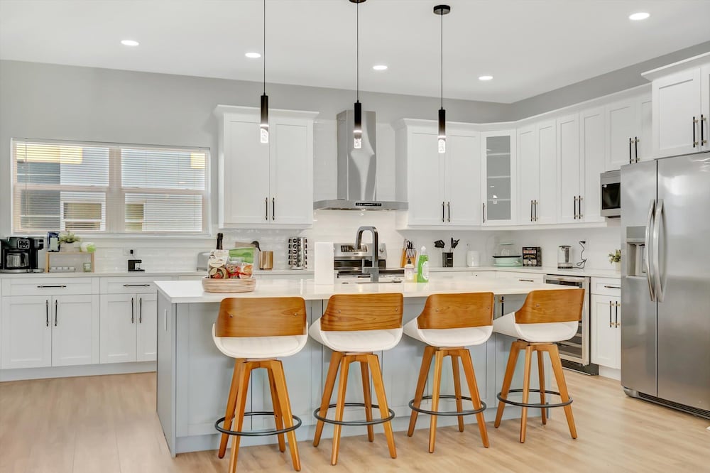 4br3ba Modern Sleeps 10 8 Minutes to Raymond James