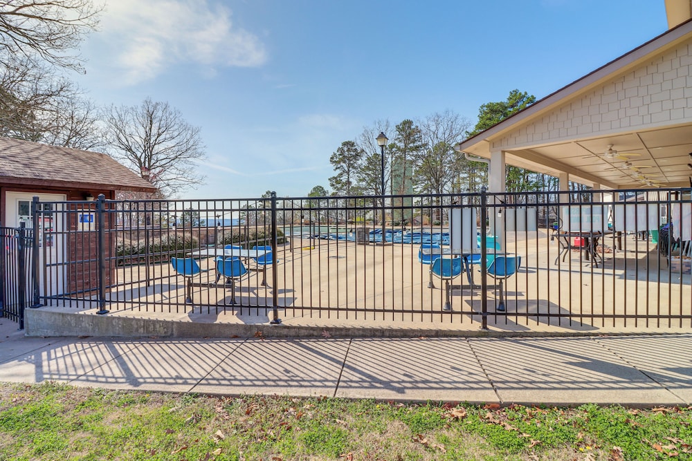 4 Mi to Greers Ferry Lake: Condo w/ Deck & Balcony